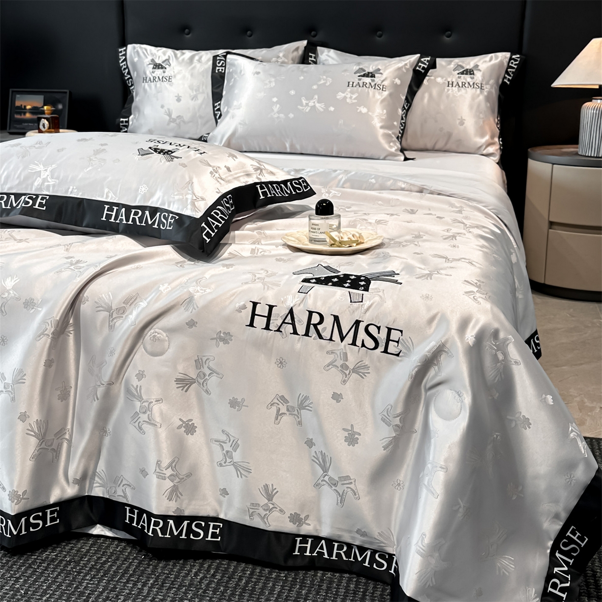 91家纺网 家纺一手货源 找家纺 笙意家纺 2026新款水洗冰丝刺绣宽边夏被-幸福加马系列 幸福加马-山灰