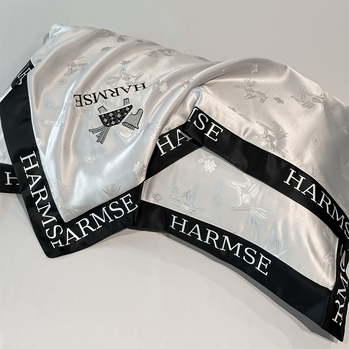 91家纺网 家纺一手货源 找家纺 笙意家纺 2026新款水洗冰丝刺绣宽边夏被-幸福加马系列 幸福加马-山灰