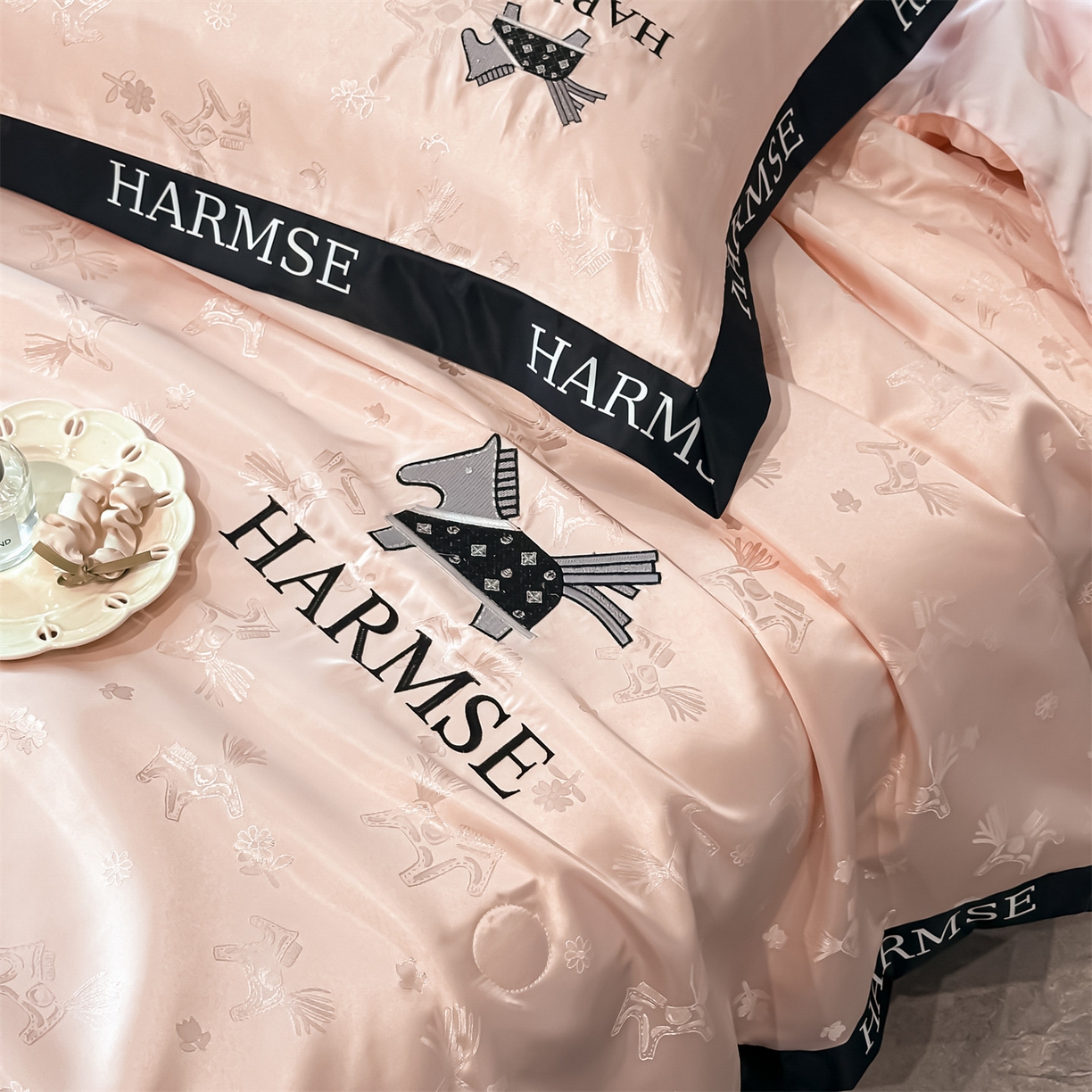 91家纺网 家纺一手货源 找家纺 笙意家纺 2026新款水洗冰丝刺绣宽边夏被-幸福加马系列 幸福加马-奶油粉