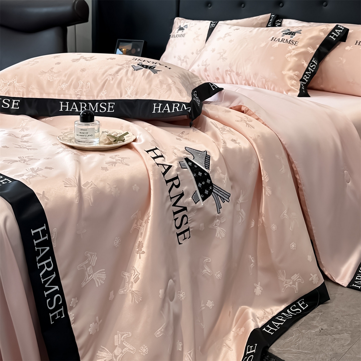 91家纺网 家纺一手货源 找家纺 笙意家纺 2026新款水洗冰丝刺绣宽边夏被-幸福加马系列 幸福加马-奶油粉