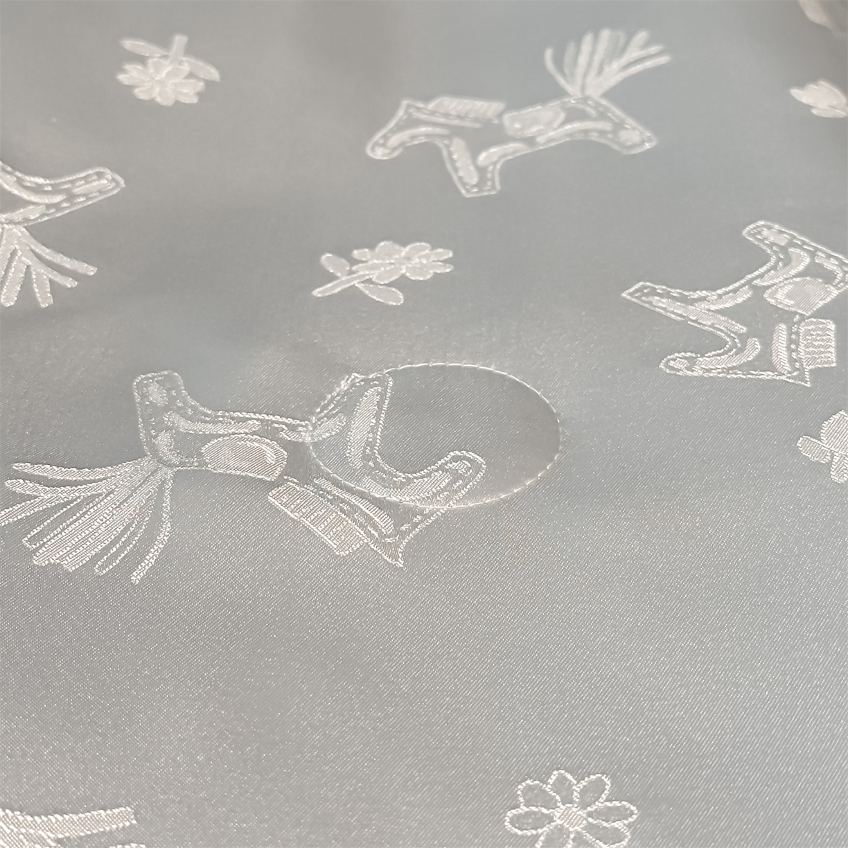 91家纺网 家纺一手货源 找家纺 笙意家纺 2026新款水洗冰丝刺绣宽边夏被-幸福加马系列 幸福加马-山灰