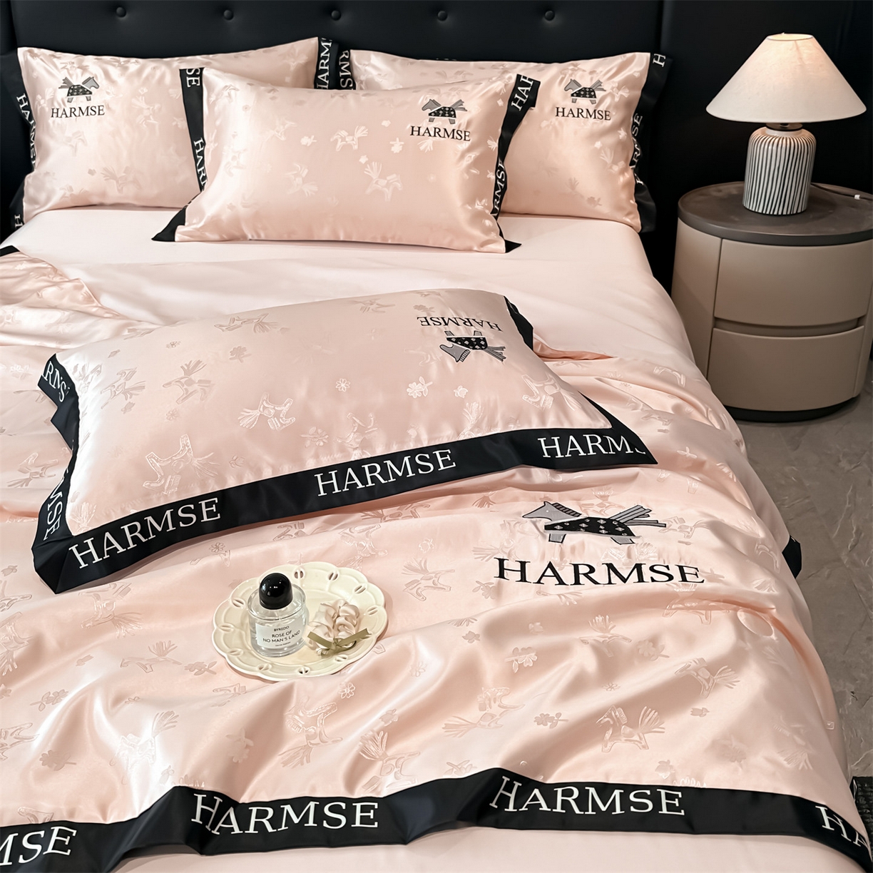 91家纺网 家纺一手货源 找家纺 笙意家纺 2026新款水洗冰丝刺绣宽边夏被-幸福加马系列 幸福加马-奶油粉