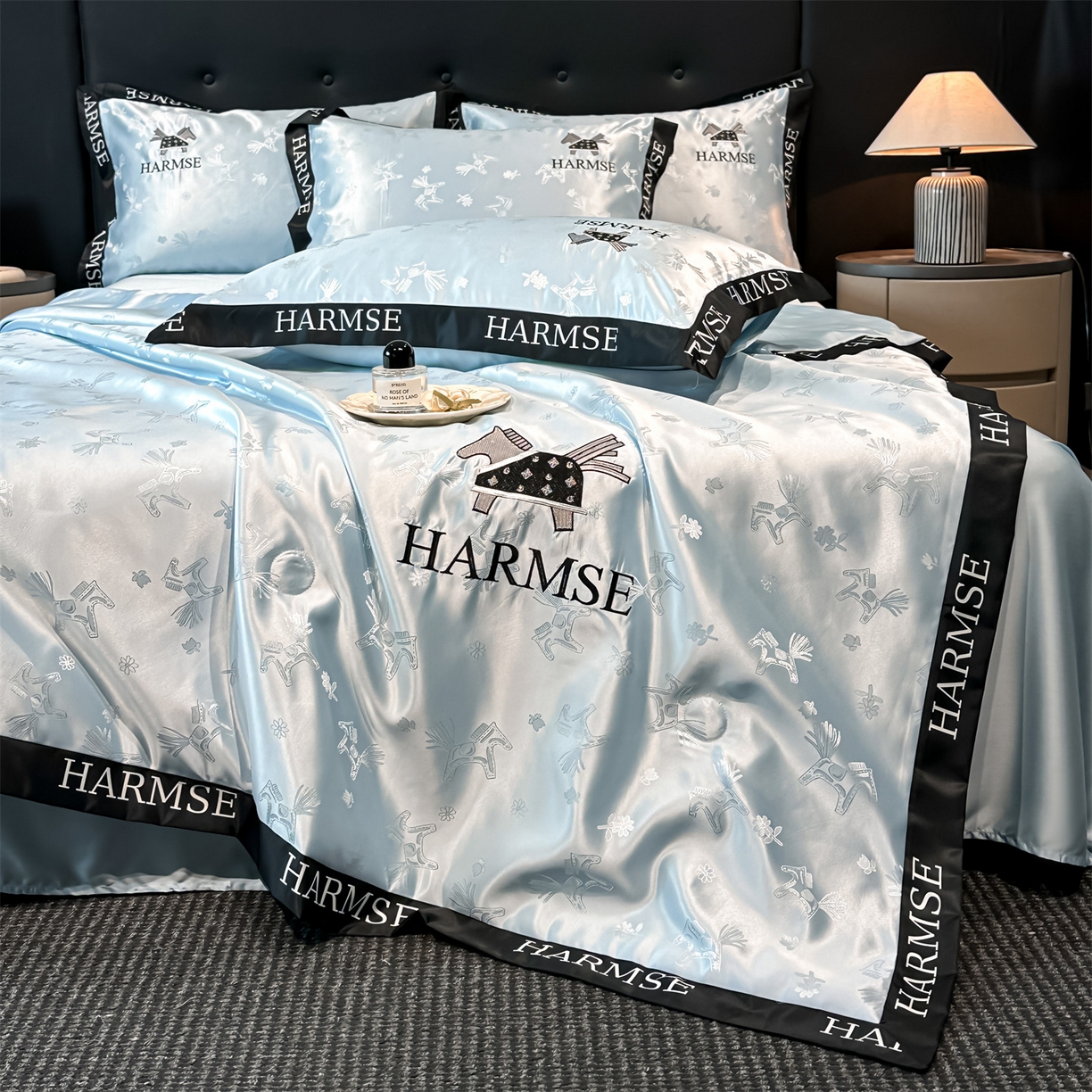 91家纺网 家纺一手货源 找家纺 笙意家纺 2026新款水洗冰丝刺绣宽边夏被-幸福加马系列 幸福加马-天空蓝