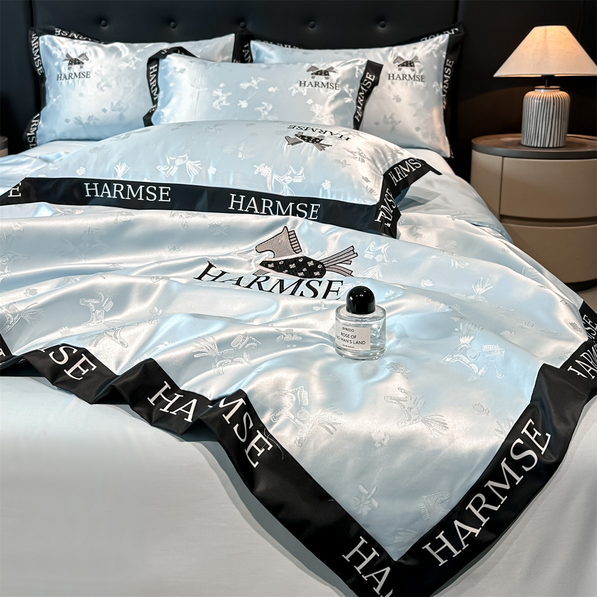 91家纺网 家纺一手货源 找家纺 笙意家纺 2026新款水洗冰丝刺绣宽边夏被-幸福加马系列 幸福加马-天空蓝