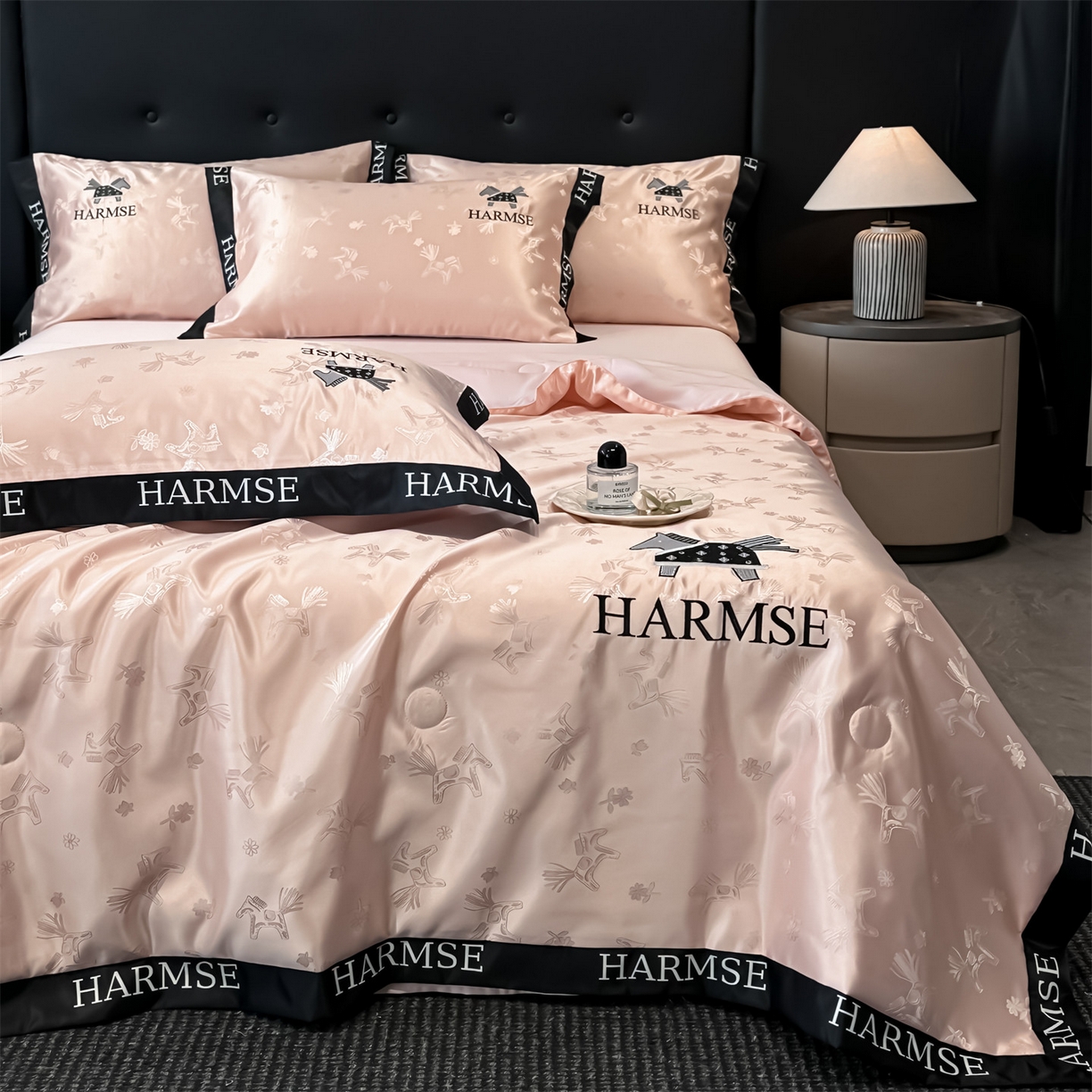 91家纺网 家纺一手货源 找家纺 笙意家纺 2026新款水洗冰丝刺绣宽边夏被-幸福加马系列 幸福加马-奶油粉