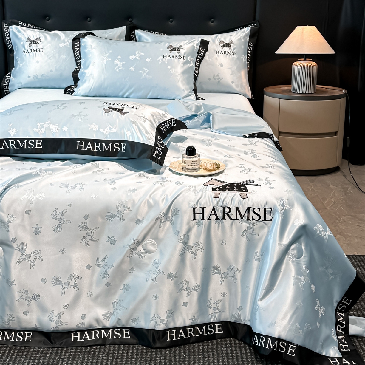 91家纺网 家纺一手货源 找家纺 笙意家纺 2026新款水洗冰丝刺绣宽边夏被-幸福加马系列 幸福加马-天空蓝