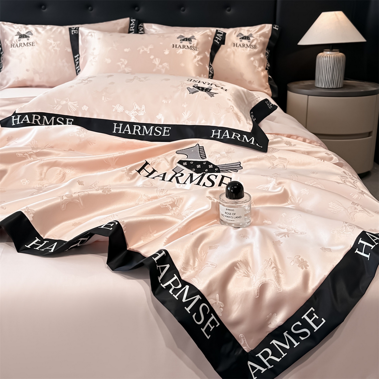 91家纺网 家纺一手货源 找家纺 笙意家纺 2026新款水洗冰丝刺绣宽边夏被-幸福加马系列 幸福加马-奶油粉