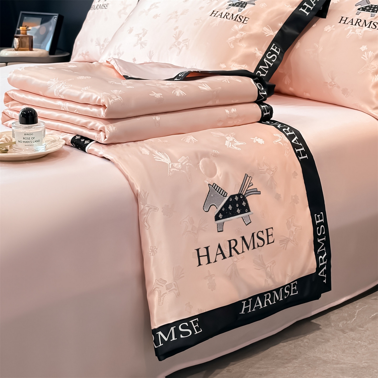 91家纺网 家纺一手货源 找家纺 笙意家纺 2026新款水洗冰丝刺绣宽边夏被-幸福加马系列 幸福加马-奶油粉