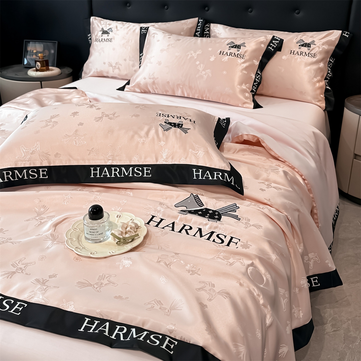 91家纺网 家纺一手货源 找家纺 笙意家纺 2026新款水洗冰丝刺绣宽边夏被-幸福加马系列 幸福加马-奶油粉