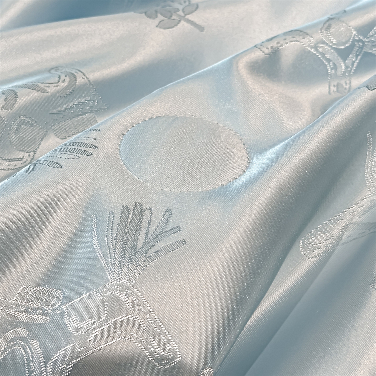 91家纺网 家纺一手货源 找家纺 笙意家纺 2026新款水洗冰丝刺绣宽边夏被-幸福加马系列 幸福加马-天空蓝