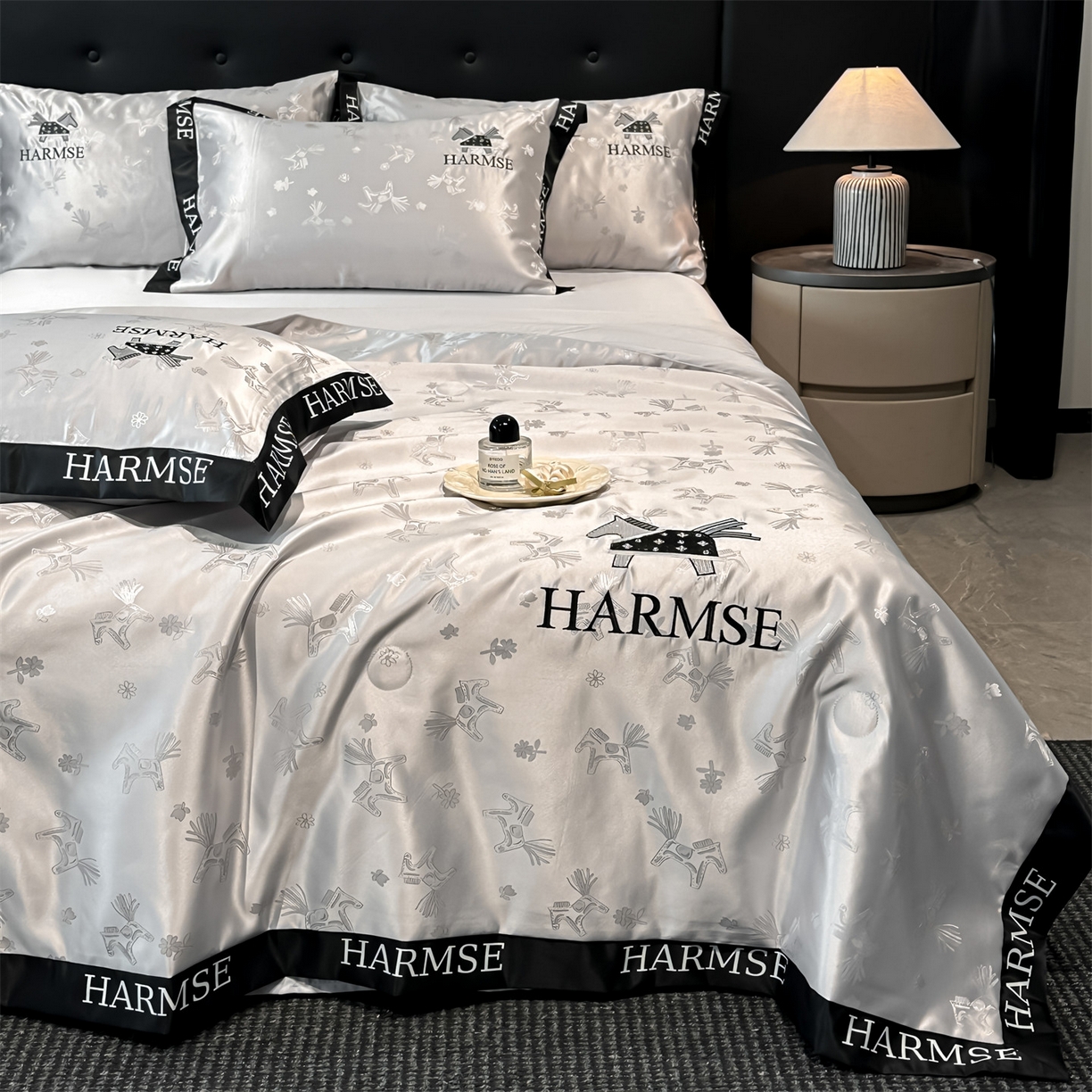 91家纺网 家纺一手货源 找家纺 笙意家纺 2026新款水洗冰丝刺绣宽边夏被-幸福加马系列 幸福加马-山灰