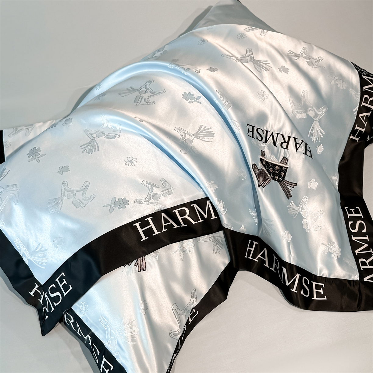 91家纺网 家纺一手货源 找家纺 笙意家纺 2026新款水洗冰丝刺绣宽边夏被-幸福加马系列 幸福加马-天空蓝