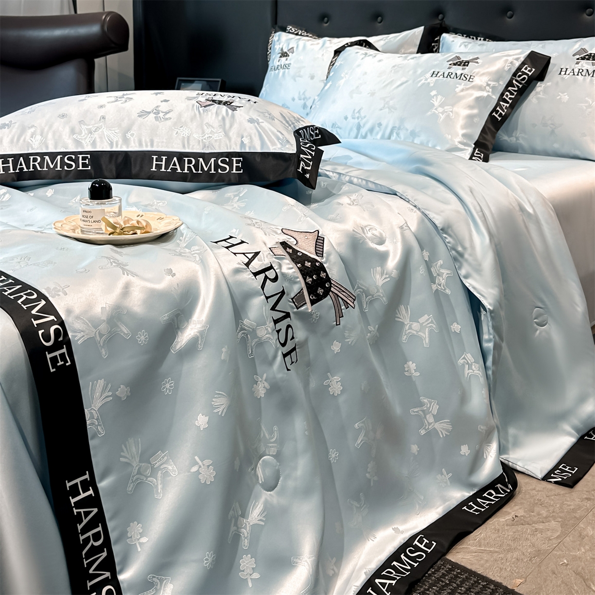 91家纺网 家纺一手货源 找家纺 笙意家纺 2026新款水洗冰丝刺绣宽边夏被-幸福加马系列 幸福加马-天空蓝