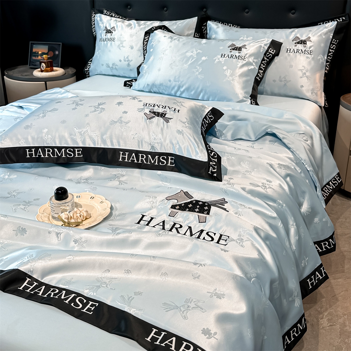 91家纺网 家纺一手货源 找家纺 笙意家纺 2026新款水洗冰丝刺绣宽边夏被-幸福加马系列 幸福加马-天空蓝