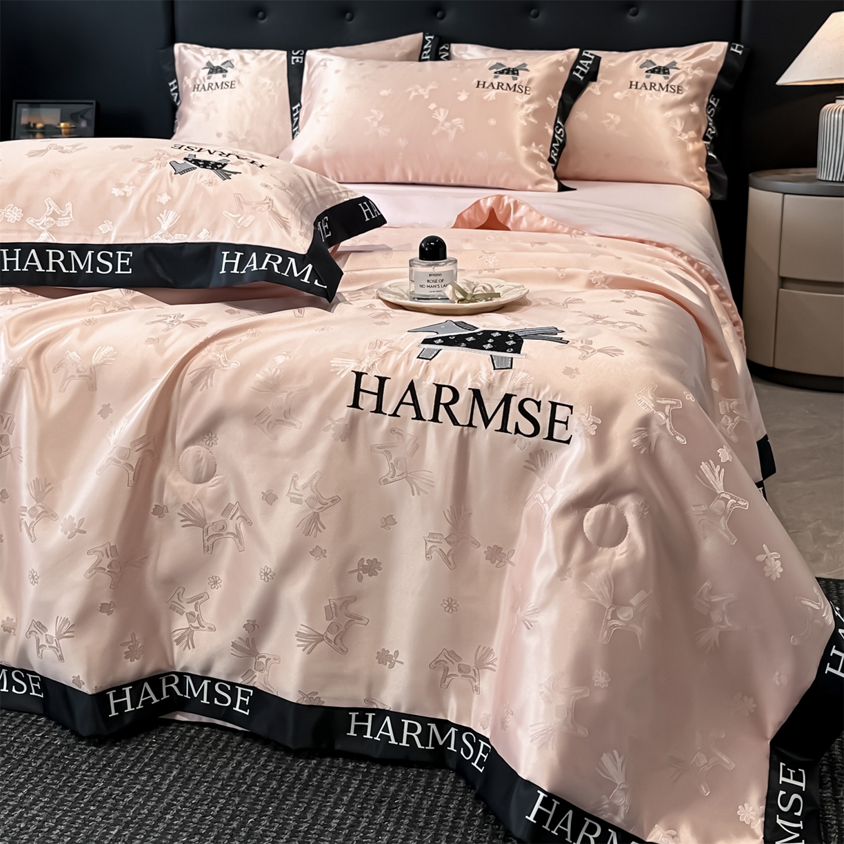 91家纺网 家纺一手货源 找家纺 笙意家纺 2026新款水洗冰丝刺绣宽边夏被-幸福加马系列 幸福加马-奶油粉