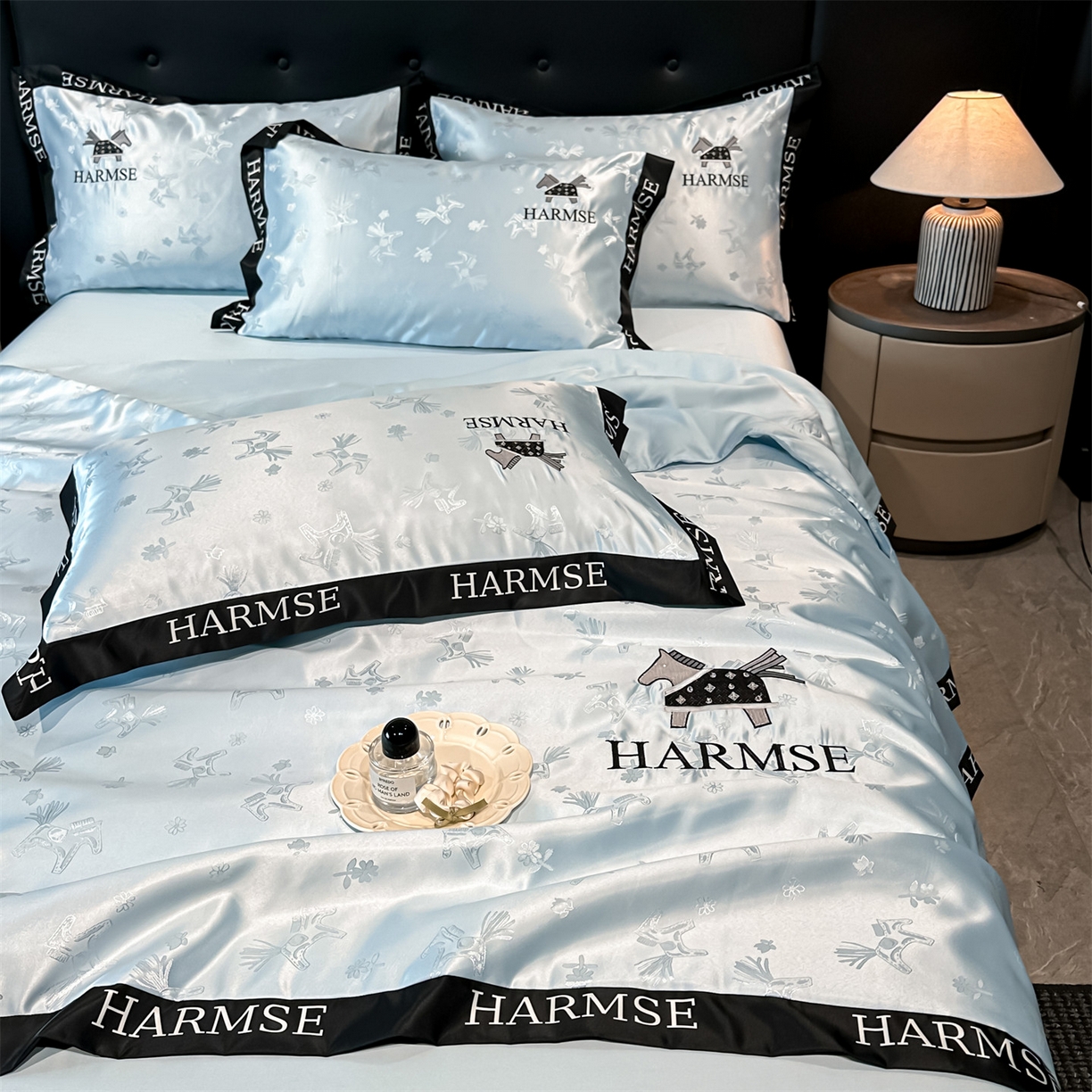 91家纺网 家纺一手货源 找家纺 笙意家纺 2026新款水洗冰丝刺绣宽边夏被-幸福加马系列 幸福加马-天空蓝