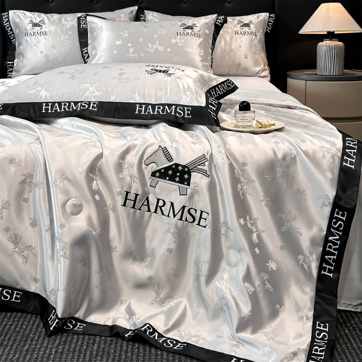 91家纺网 家纺一手货源 找家纺 笙意家纺 2026新款水洗冰丝刺绣宽边夏被-幸福加马系列 幸福加马-山灰