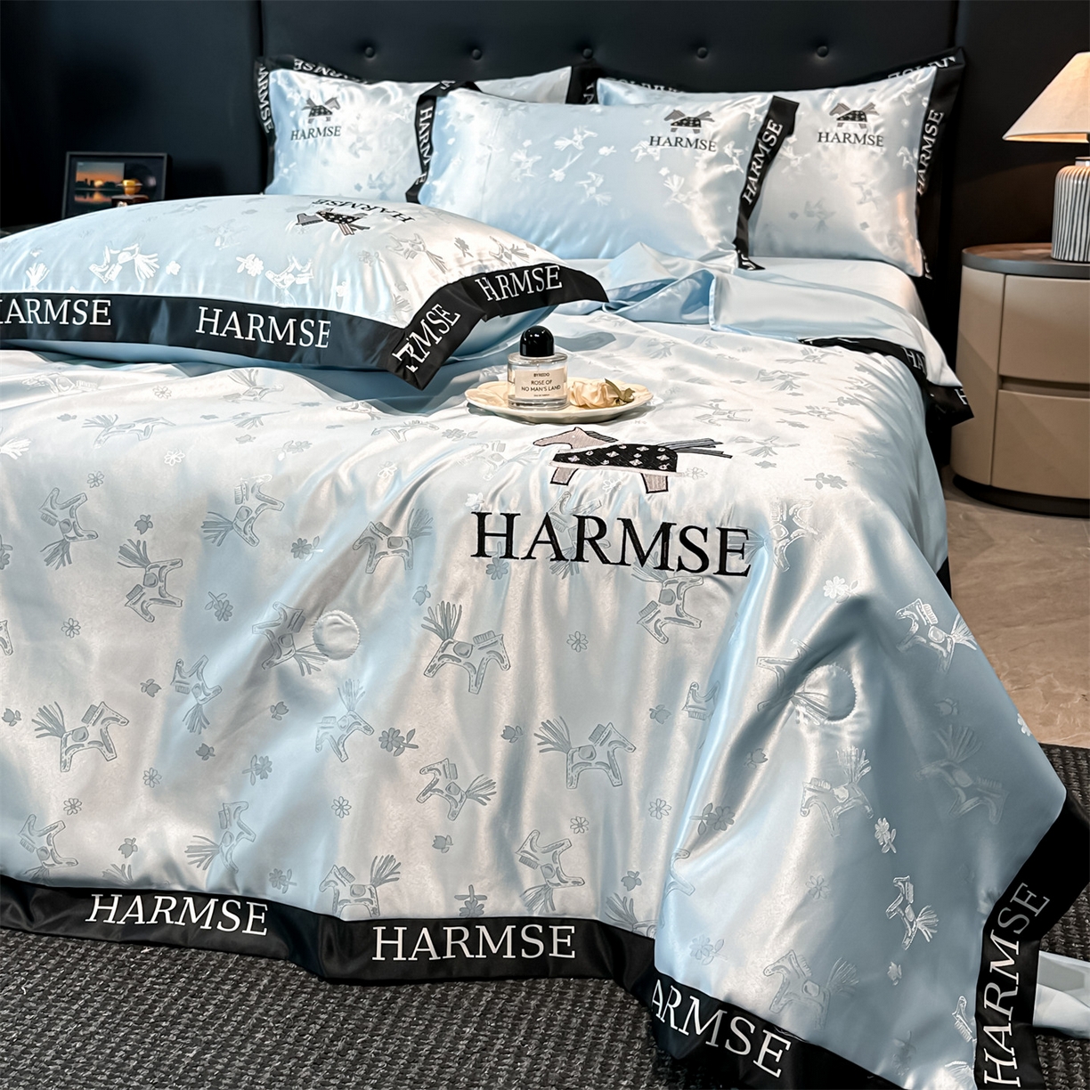 91家纺网 家纺一手货源 找家纺 笙意家纺 2026新款水洗冰丝刺绣宽边夏被-幸福加马系列 幸福加马-天空蓝