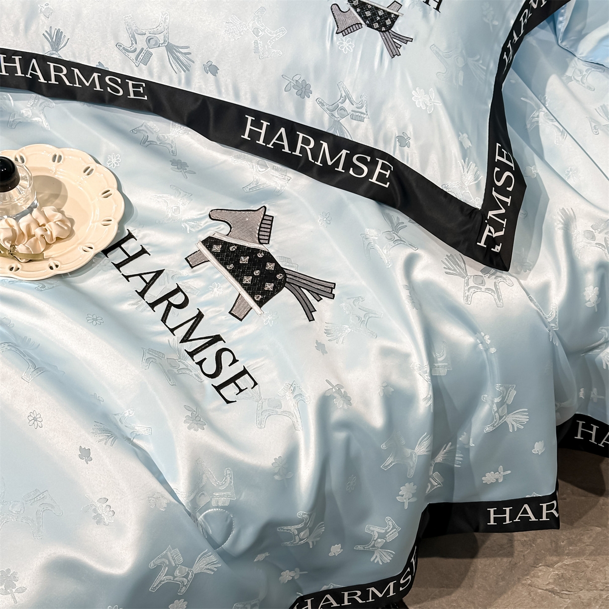 91家纺网 家纺一手货源 找家纺 笙意家纺 2026新款水洗冰丝刺绣宽边夏被-幸福加马系列 幸福加马-天空蓝