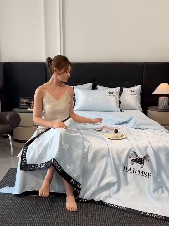 91家纺网 家纺一手货源 找家纺 笙意家纺 2026新款水洗冰丝刺绣宽边夏被-幸福加马系列 幸福加马-天空蓝