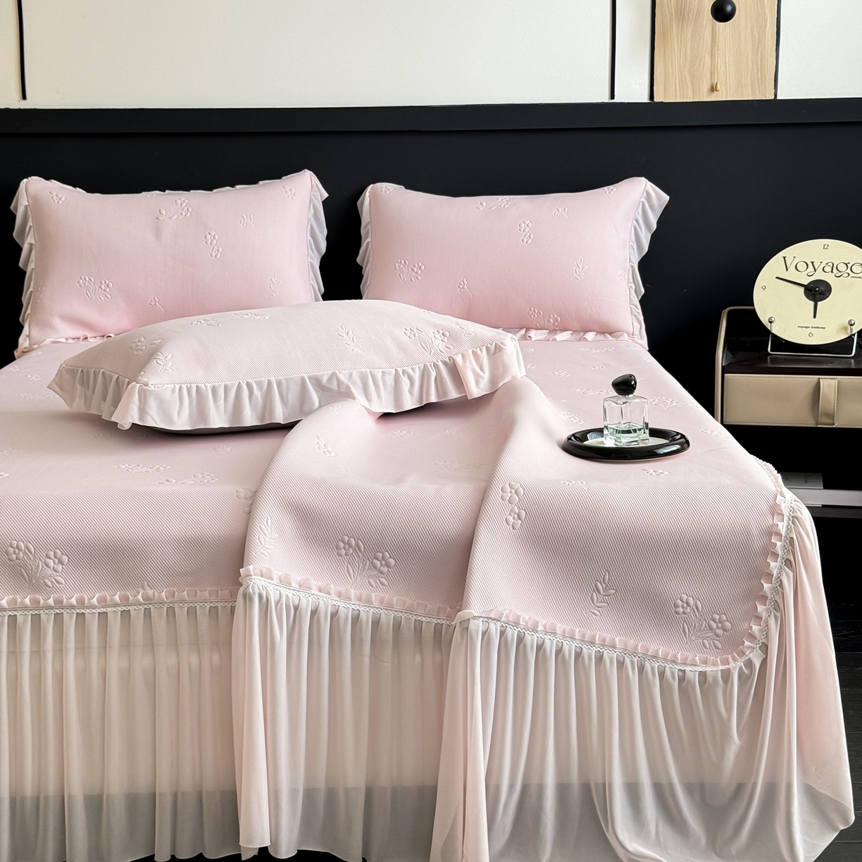 91家纺网 家纺一手货源 找家纺 宅家居 2026春夏新款PE高分子复合软凉席豆豆席大床裙三件套-小花系列 小花-粉色