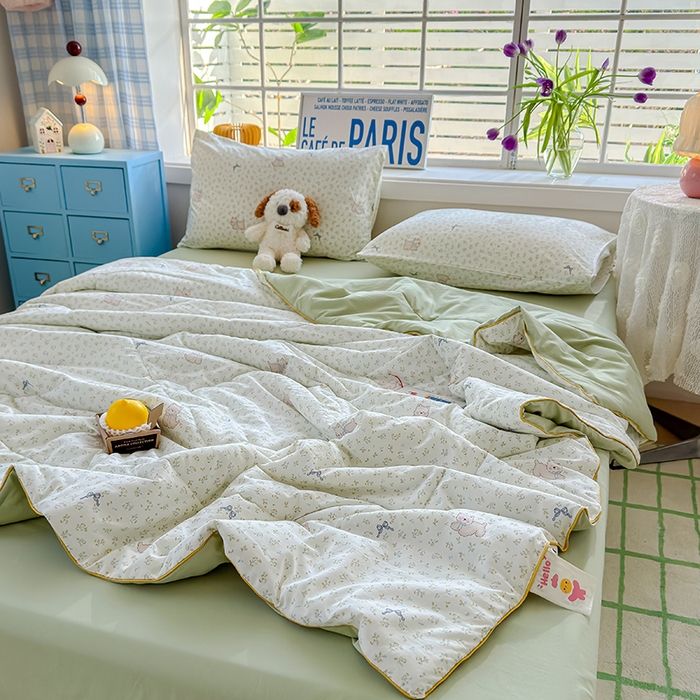 91家纺网 家纺一手货源 找家纺 美派 2026新款古法水洗云朵棉云感纱夏被夏凉被空调被 碎花蝴蝶狗