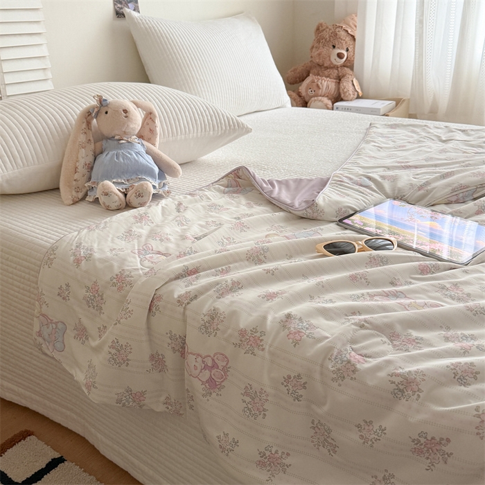 91家纺网 家纺一手货源 找家纺 吾欢心 2026新款仿锦安高克重凉感丝（含氨纶）夏凉被冰激凌空调被凉感小冰皮夏被 花宝奇遇