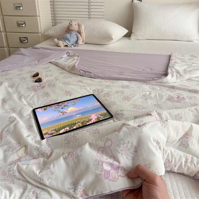 91家纺网 家纺一手货源 找家纺 吾欢心 2026新款仿锦安高克重凉感丝（含氨纶）夏凉被冰激凌空调被凉感小冰皮夏被 花宝奇遇