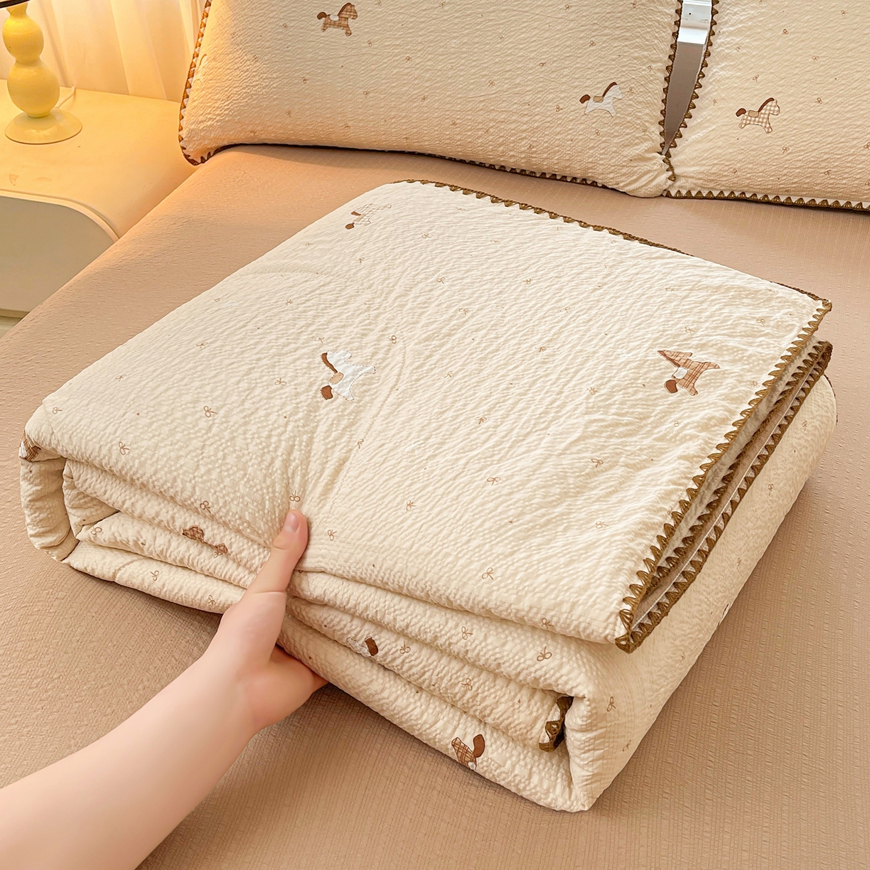 91家纺网 家纺一手货源 找家纺 米萝家居 2026新款泡泡棉夏被新疆棉花空调被夏凉被 吉祥马