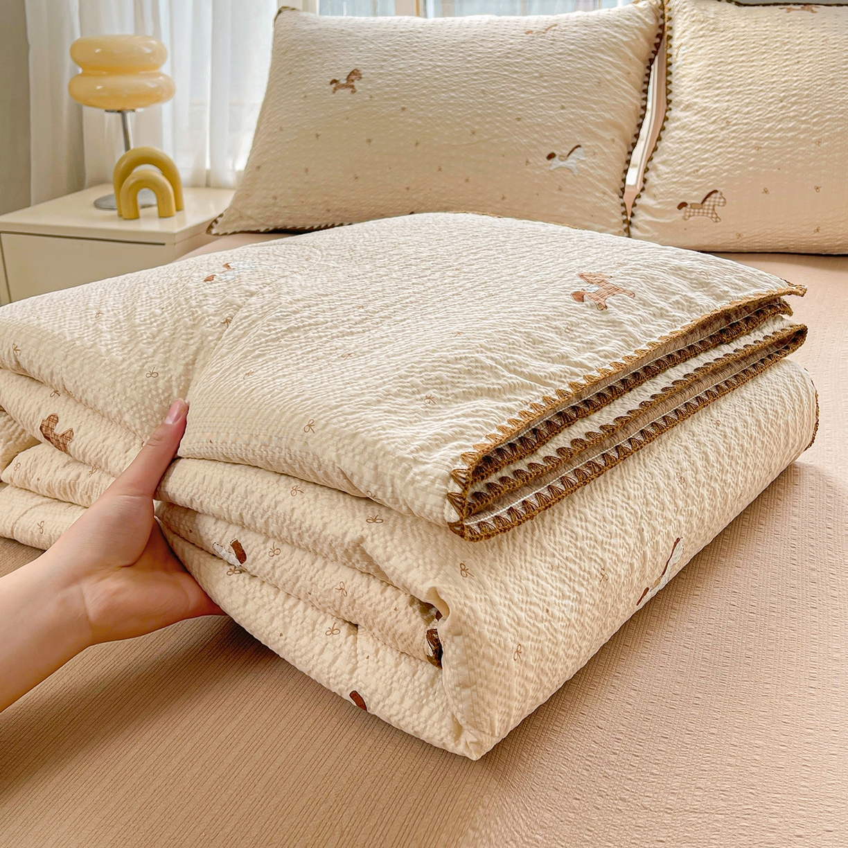 91家纺网 家纺一手货源 找家纺 米萝家居 2026新款泡泡棉夏被新疆棉花空调被夏凉被 吉祥马