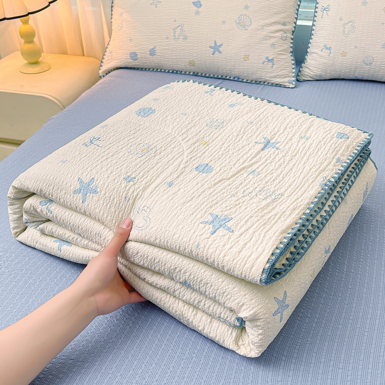 91家纺网 家纺一手货源 找家纺 米萝家居 2026新款泡泡棉夏被新疆棉花空调被夏凉被 神秘海域