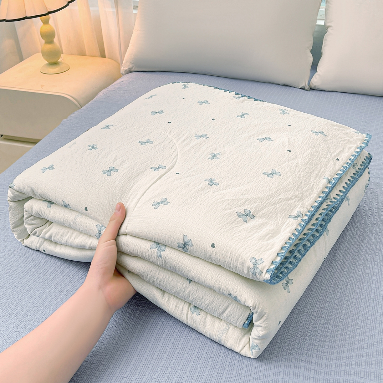 91家纺网 家纺一手货源 找家纺 米萝家居 2026新款泡泡棉夏被新疆棉花空调被夏凉被 蝴蝶结