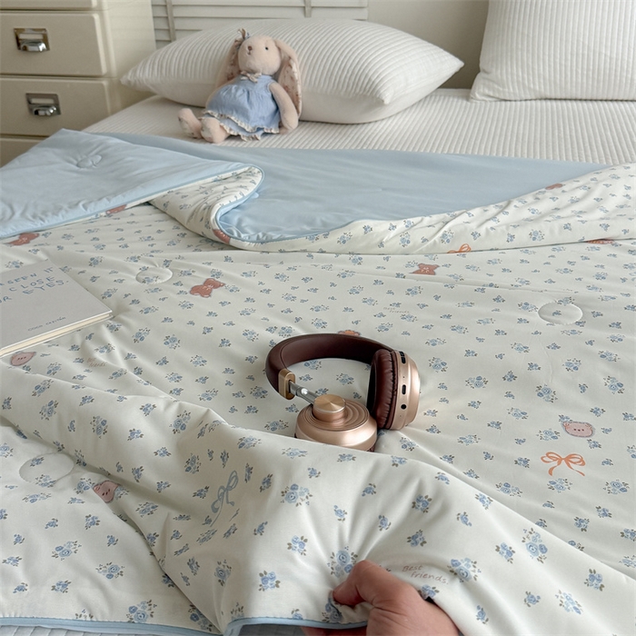 91家纺网 家纺一手货源 找家纺 吾欢心 2026新款仿锦安高克重凉感丝（含氨纶）夏凉被冰激凌空调被凉感小冰皮夏被 花漾宝贝