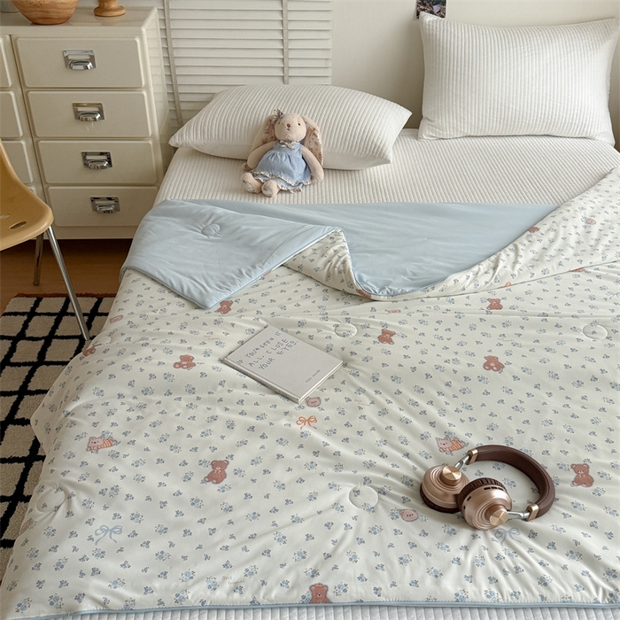 91家纺网 家纺一手货源 找家纺 吾欢心 2026新款仿锦安高克重凉感丝（含氨纶）夏凉被冰激凌空调被凉感小冰皮夏被 花漾宝贝