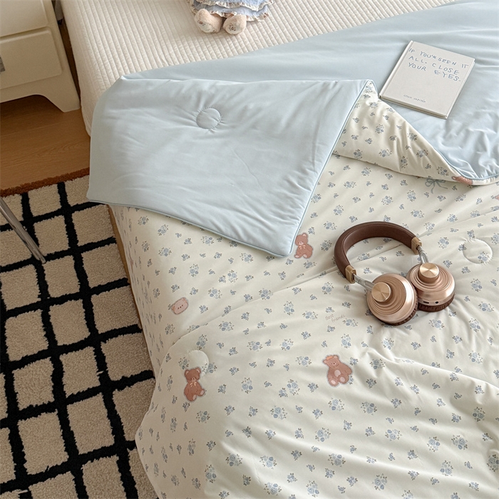 91家纺网 家纺一手货源 找家纺 吾欢心 2026新款仿锦安高克重凉感丝（含氨纶）夏凉被冰激凌空调被凉感小冰皮夏被 花漾宝贝