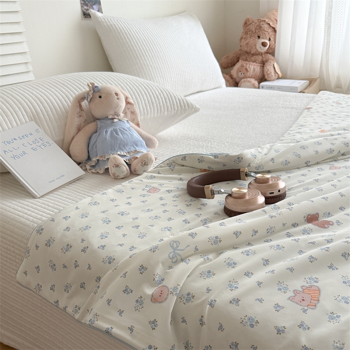 91家纺网 家纺一手货源 找家纺 吾欢心 2026新款仿锦安高克重凉感丝（含氨纶）夏凉被冰激凌空调被凉感小冰皮夏被 花漾宝贝