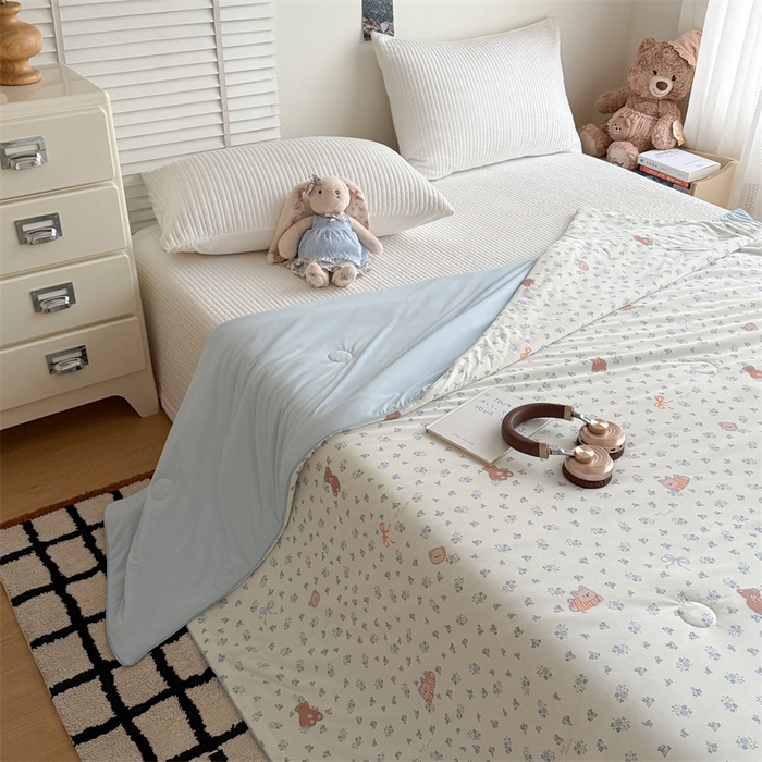 91家纺网 家纺一手货源 找家纺 吾欢心 2026新款仿锦安高克重凉感丝（含氨纶）夏凉被冰激凌空调被凉感小冰皮夏被 花漾宝贝