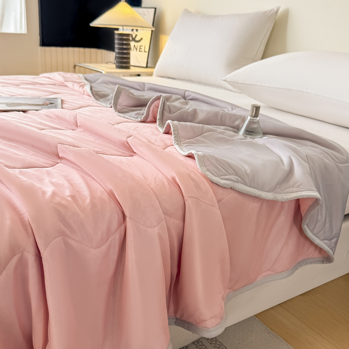 91家纺网 家纺一手货源 找家纺 好欣怡家纺 2026新款双层绗缝凉感丝夏被 豆沙粉