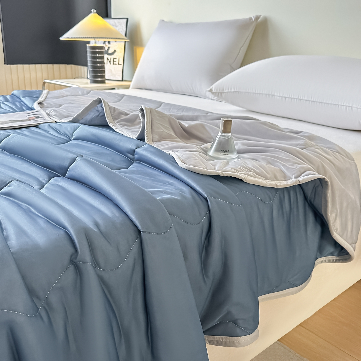 91家纺网 家纺一手货源 找家纺 好欣怡家纺 2026新款双层绗缝凉感丝夏被 宾利蓝