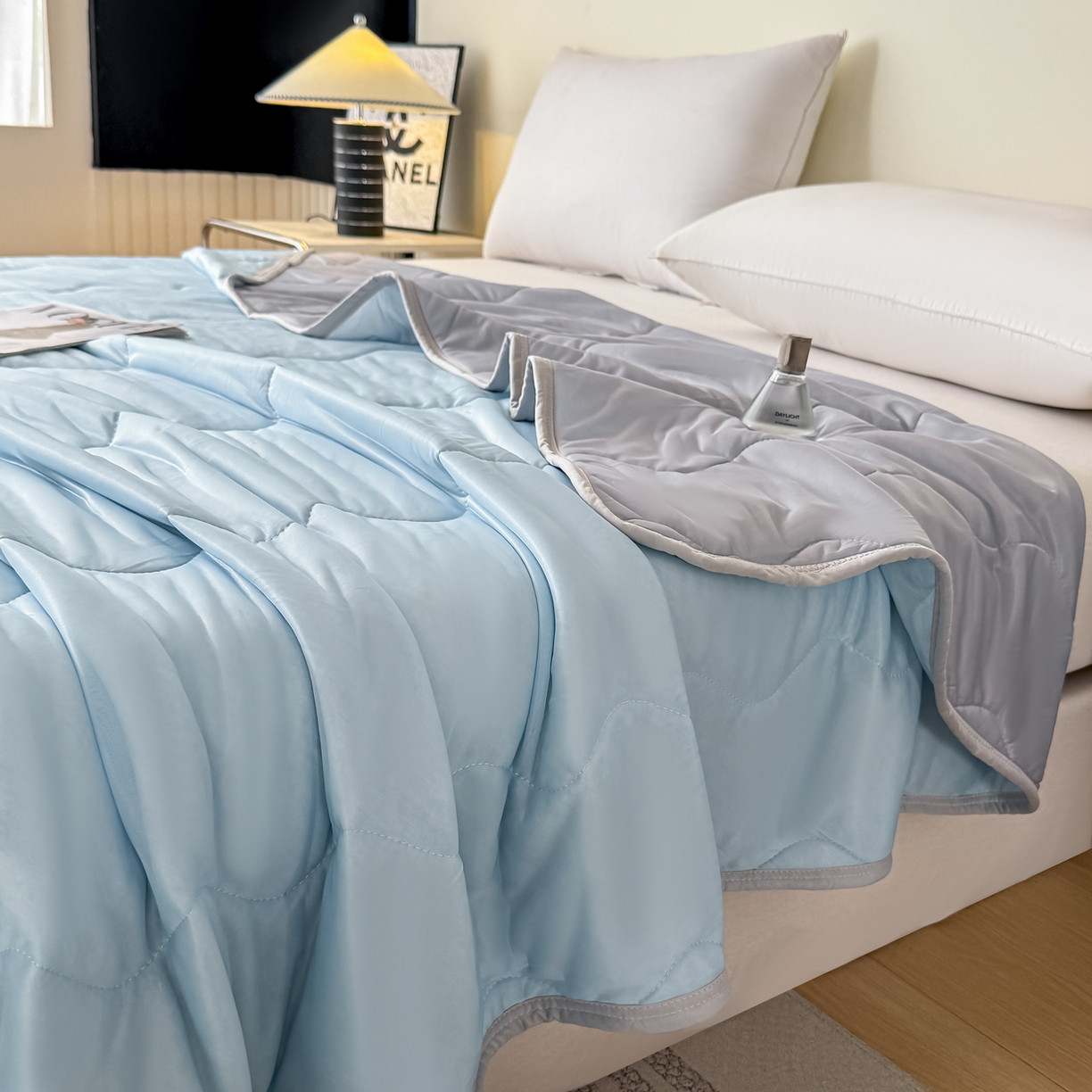 91家纺网 家纺一手货源 找家纺 好欣怡家纺 2026新款双层绗缝凉感丝夏被 雾蓝