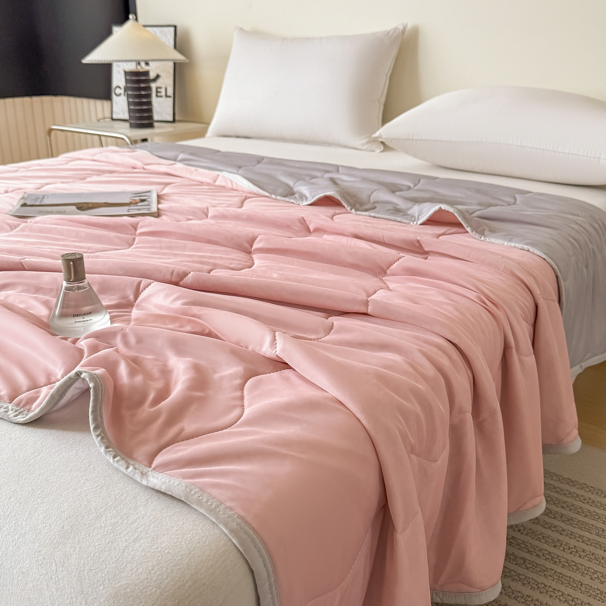 91家纺网 家纺一手货源 找家纺 好欣怡家纺 2026新款双层绗缝凉感丝夏被 豆沙粉