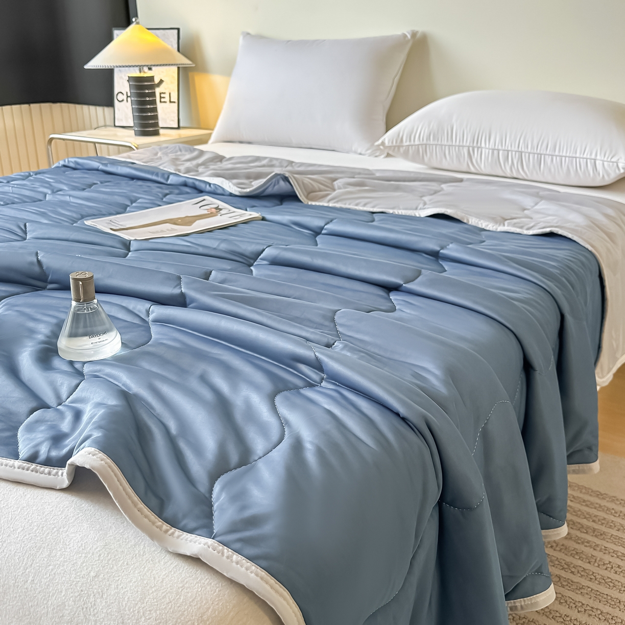 91家纺网 家纺一手货源 找家纺 好欣怡家纺 2026新款双层绗缝凉感丝夏被 宾利蓝