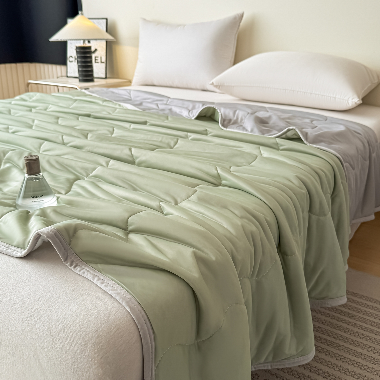 91家纺网 家纺一手货源 找家纺 好欣怡家纺 2026新款双层绗缝凉感丝夏被 浅茶绿