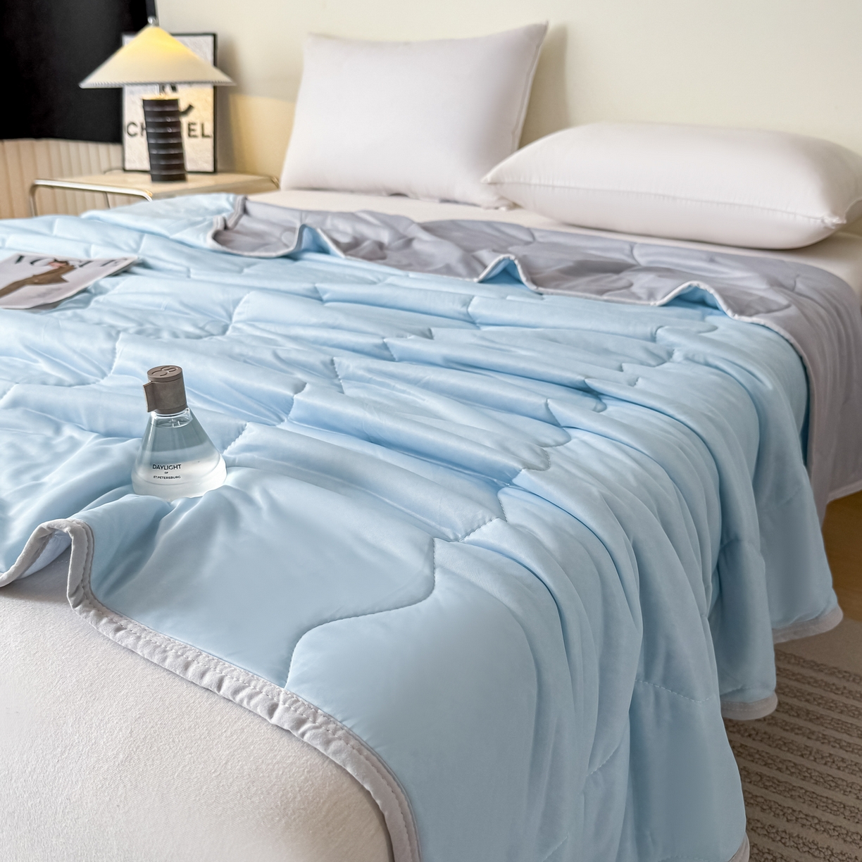 91家纺网 家纺一手货源 找家纺 好欣怡家纺 2026新款双层绗缝凉感丝夏被 雾蓝