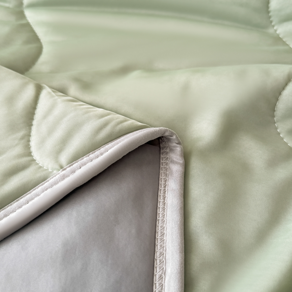 91家纺网 家纺一手货源 找家纺 好欣怡家纺 2026新款双层绗缝凉感丝夏被 浅茶绿