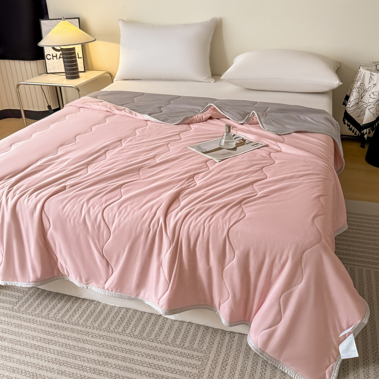 91家纺网 家纺一手货源 找家纺 好欣怡家纺 2026新款双层绗缝凉感丝夏被 豆沙粉