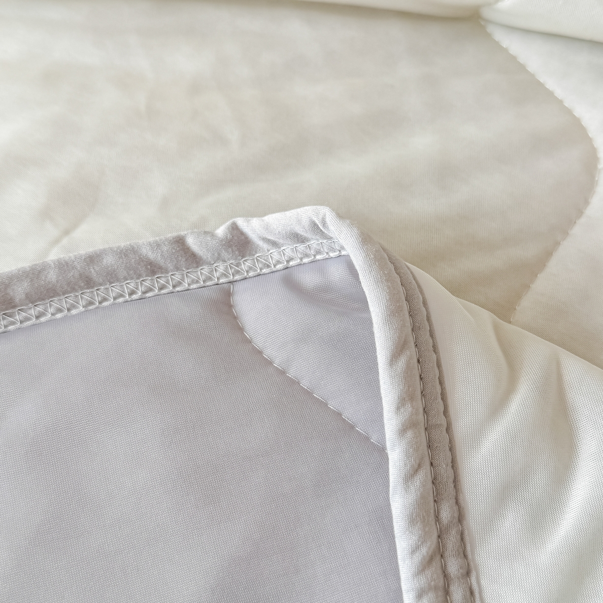 91家纺网 家纺一手货源 找家纺 好欣怡家纺 2026新款双层绗缝凉感丝夏被 冰川白