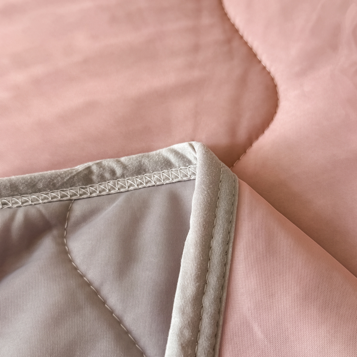 91家纺网 家纺一手货源 找家纺 好欣怡家纺 2026新款双层绗缝凉感丝夏被 豆沙粉