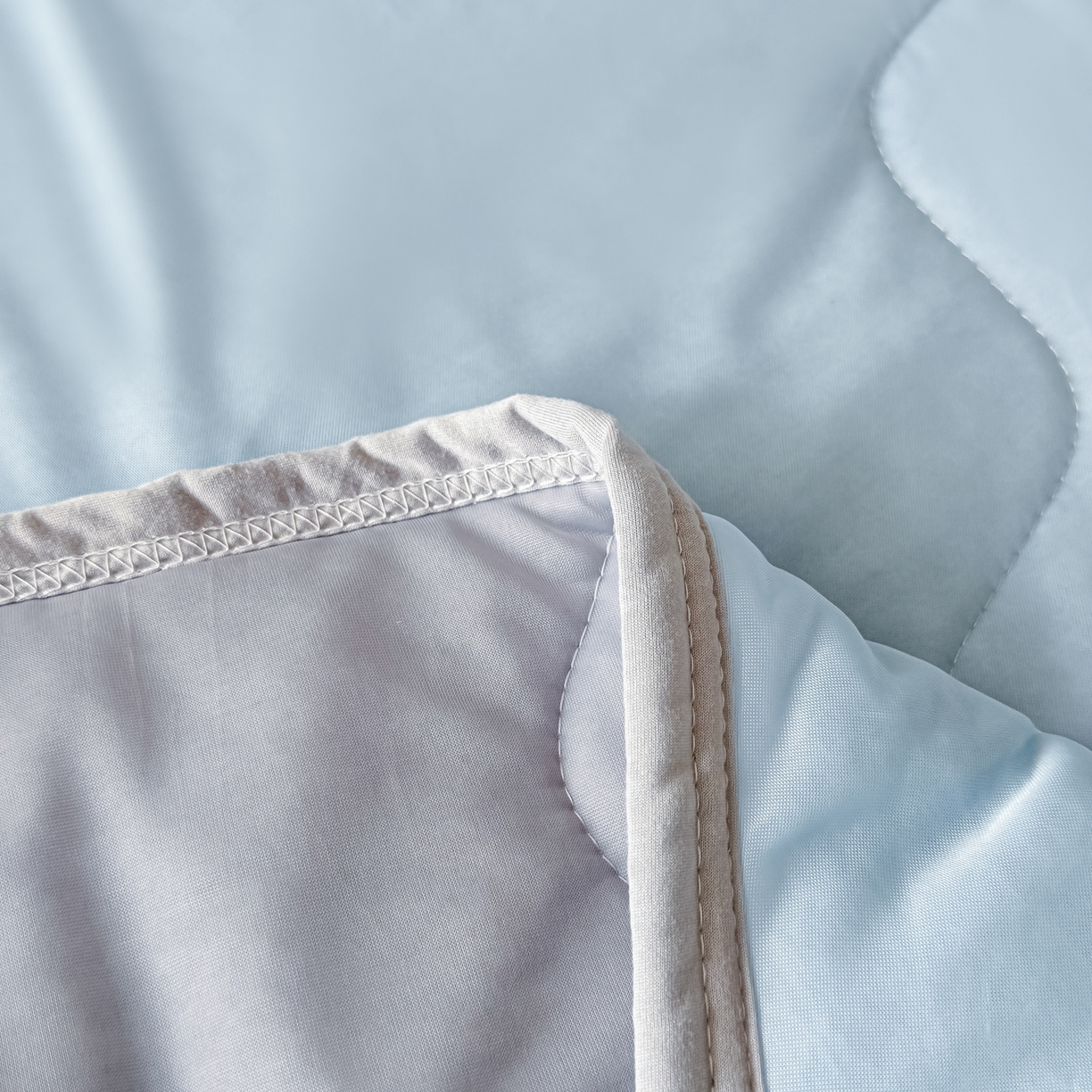 91家纺网 家纺一手货源 找家纺 好欣怡家纺 2026新款双层绗缝凉感丝夏被 雾蓝