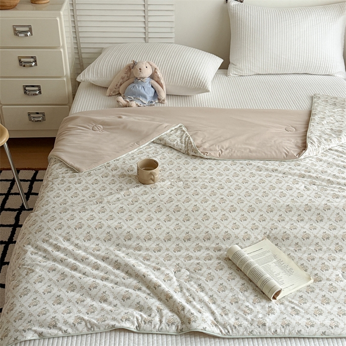 91家纺网 家纺一手货源 找家纺 吾欢心 2026新款仿锦安高克重凉感丝（含氨纶）夏凉被冰激凌空调被凉感小冰皮夏被 茉莉花开